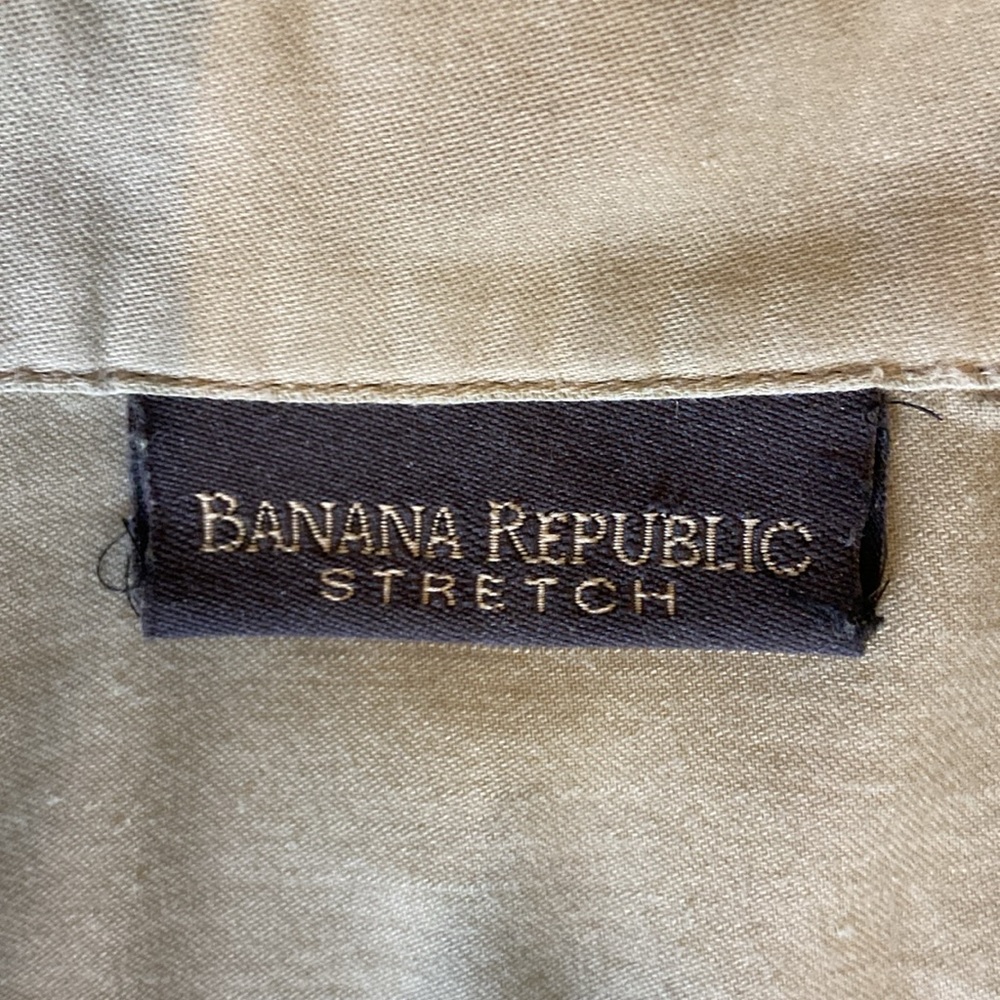Long sleeve, stretch material, fitted button down shirt w collar